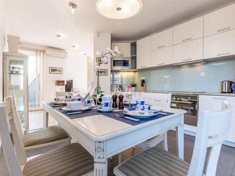 Coffee/tea facilities, Kitchen or kitchenette, Dining area