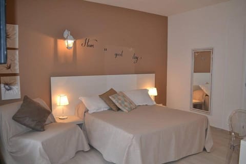 Bed, Photo of the whole room, Bedroom, Landmark view