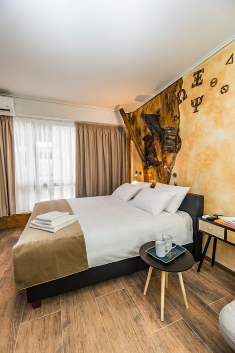 GraffitiSuites#Bronze Apartment in Thessaloniki