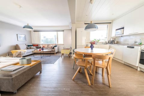 Kitchen or kitchenette, Living room, Seating area, Dining area, dishwasher, minibar, pet friendly, stove, kitchen