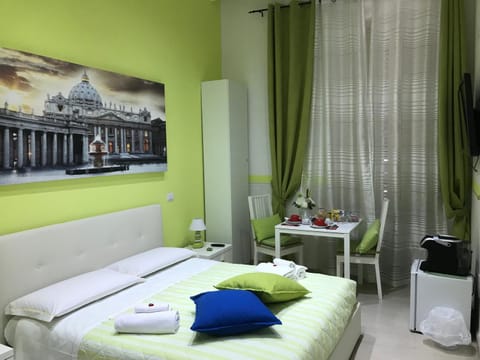 Coffee/tea facilities, Photo of the whole room, Decorative detail, Bedroom, Buffet breakfast, Italian breakfast