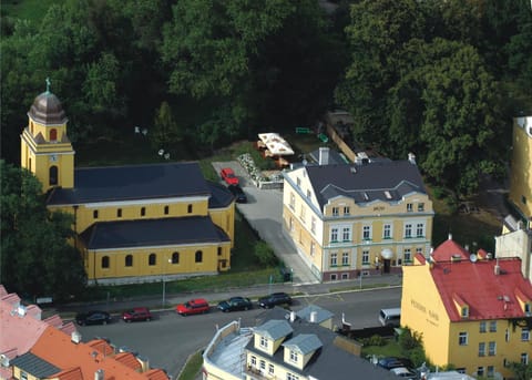 Facade/entrance, Bird's eye view