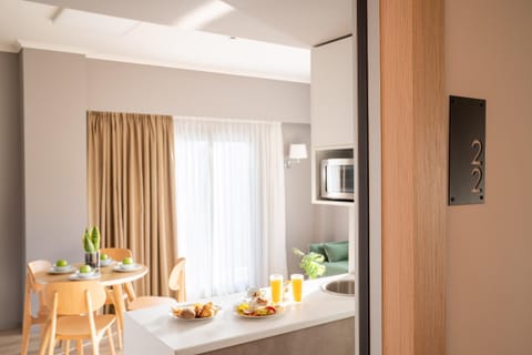 Coffee/tea facilities, Kitchen or kitchenette, Living room, Food, Breakfast, Continental breakfast