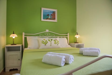 Vikentios Rooms Apartment in Islands