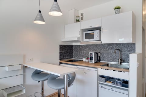 Kitchen or kitchenette, Dining area