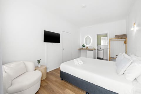 Bed, TV and multimedia, Photo of the whole room, Bedroom