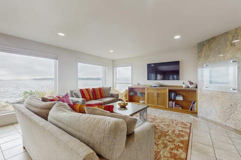 Camano Island Waterfront Modern Splendor House in Camano Island