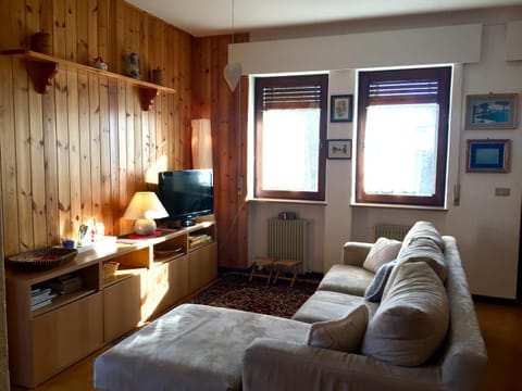 Communal lounge/ TV room, Living room, Seating area