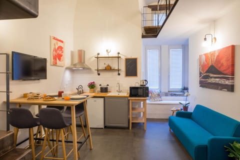Coffee/tea facilities, Kitchen or kitchenette, Living room, Seating area, Dining area