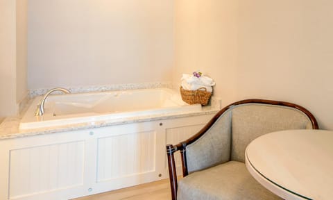 Hallmark Resort in Cannon Beach Hotel in Tolovana Park