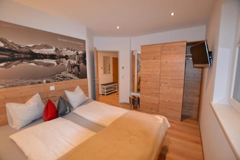 Photo of the whole room, Garden view, Mountain view