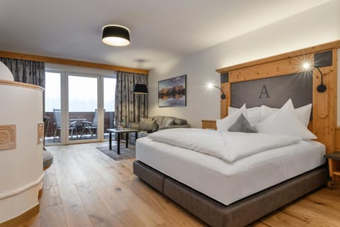 Photo of the whole room, Seating area