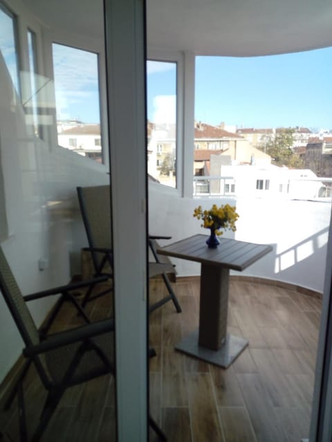 Balcony/Terrace, Street view