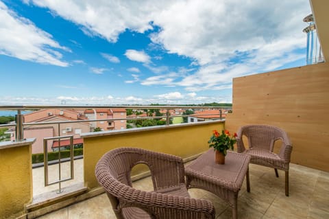 Spring, Day, Garden, Balcony/Terrace, Beach, On site
