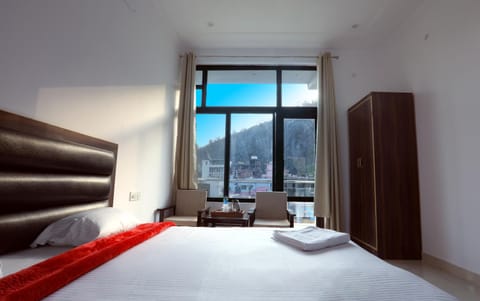 Photo of the whole room, City view, Mountain view
