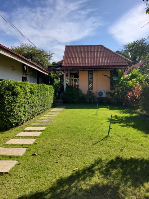 LANTA LUCKY HOUSE Bed and Breakfast in Sala Dan