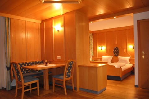 Photo of the whole room, Dining area, Bedroom