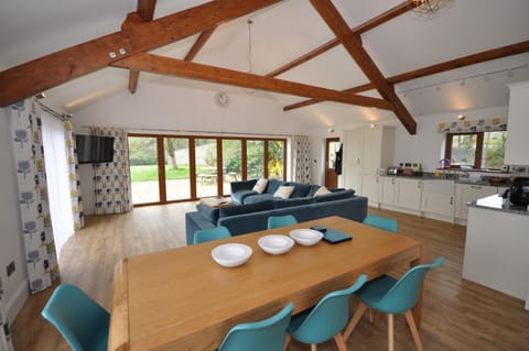 Patio, BBQ facilities, TV and multimedia, Coffee/tea facilities, Kitchen or kitchenette, Living room, Dining area, Pets, Garden view