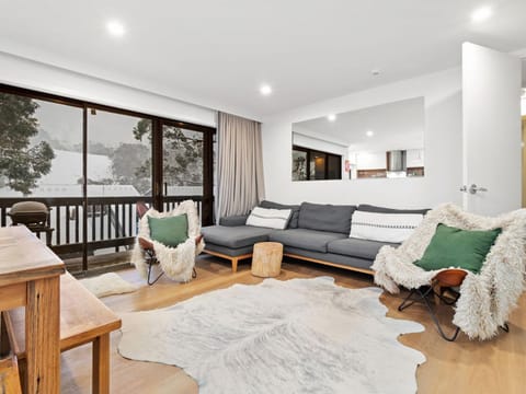 View (from property/room), Balcony/Terrace, Living room, Seating area