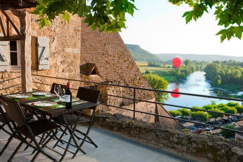 Patio, Facade/entrance, Spring, Natural landscape, Garden, View (from property/room), Balcony/Terrace, Dining area, River view, Time of day
