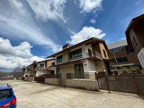 Property building, Day, Neighbourhood, Street view, Parking