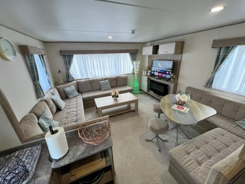 Relaxing Breaks with Hot tub at Tattershal lakes 3 Bedroom Campground/ 
RV Resort in Tattershall