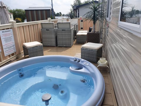 Relaxing Breaks with Hot tub at Tattershal lakes 3 Bedroom Campground/ 
RV Resort in Tattershall