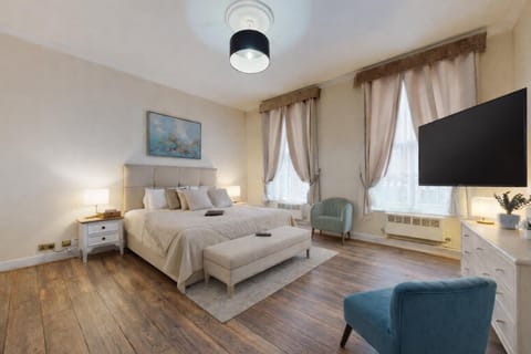 Bed, TV and multimedia, Photo of the whole room, Evening entertainment, Bedroom
