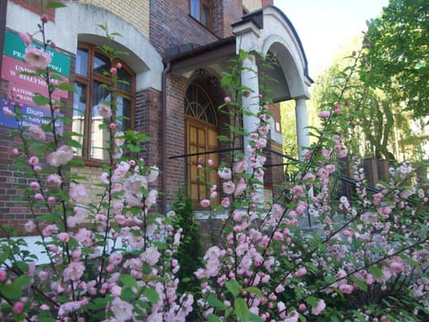 Facade/entrance, Facade/entrance, Spring, Day, Garden