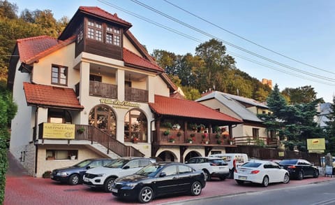 Property building, Day, Neighbourhood, Street view, Location, Parking