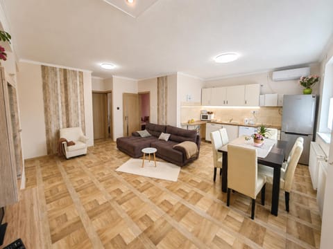 TV and multimedia, Kitchen or kitchenette, Living room, Seating area, Dining area