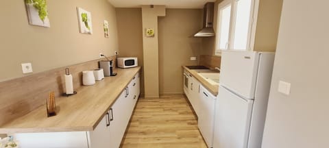 Coffee/tea facilities, Kitchen or kitchenette, dishwasher, oven, stove, toaster