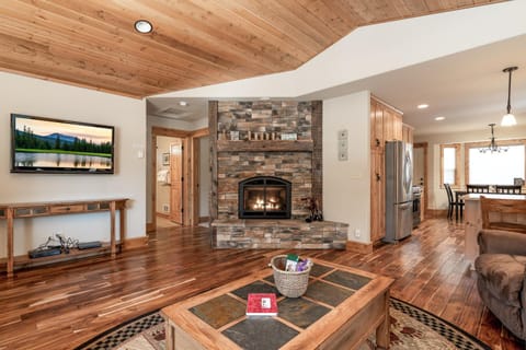TV and multimedia, Kitchen or kitchenette, Living room, Seating area, flat iron