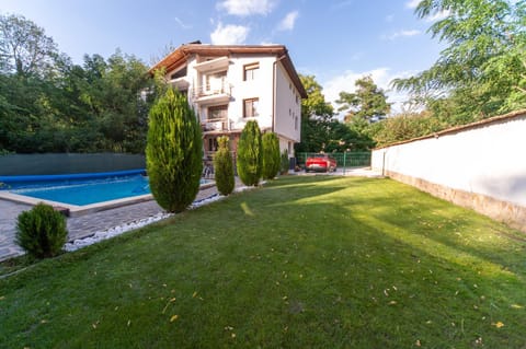 Property building, Natural landscape, Garden, Street view, Swimming pool, Parking