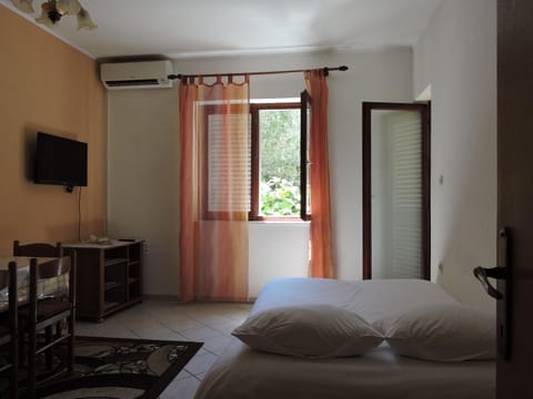 Living room, Seating area, air conditioner