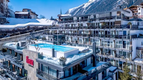 Property building, Nearby landmark, Restaurant/places to eat, Day, Property logo or sign, Property logo or sign, Natural landscape, Bird's eye view, Winter, Hot Tub, Hot Tub, City view, Mountain view, Pool view, Swimming pool, Swimming pool, Breakfast, Location, Sunset, locker, sunbed
