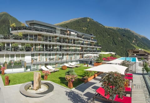 Property building, Spring, Day, Natural landscape, Garden, Mountain view, Pool view