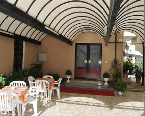 Patio, Facade/entrance