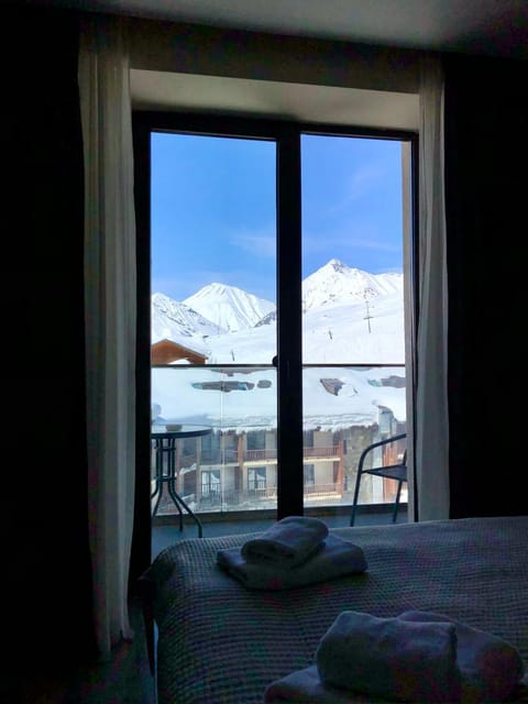 Bed, Natural landscape, View (from property/room), Balcony/Terrace, Bedroom, Mountain view