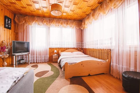 Bed, TV and multimedia, Photo of the whole room, Bedroom