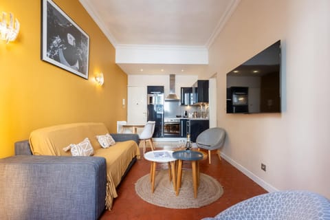 TV and multimedia, Kitchen or kitchenette, Living room, Seating area, Dining area
