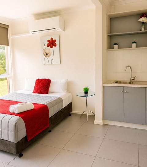 Bed, Kitchen or kitchenette, Bedroom, towels, air conditioner