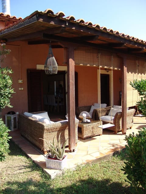 Patio, Day, Garden, Seating area