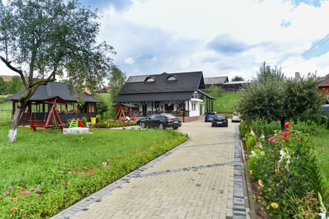 Property building, Spring, Day, Natural landscape, Garden, Garden view, Parking