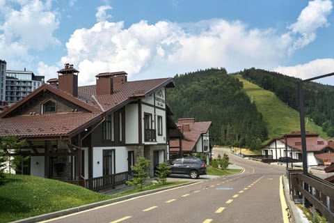 Property building, Facade/entrance, Natural landscape, Mountain view, Location, Parking