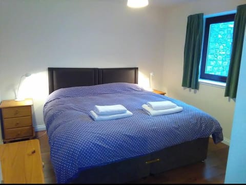 Berryhill Cottage - 3 bedroom 2 bathroom self-catering - sleeps 6 - Private off-road parking - Yard & Shed - Suit Contractors - Peterhead 1 mile - Newly Refurbished - Underfloor Heating - Drying Room - Golf Driving Range - Cafe - Extensive Footpaths House in Scotland