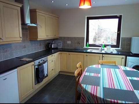 Berryhill Cottage - 3 bedroom 2 bathroom self-catering - sleeps 6 - Private off-road parking - Yard & Shed - Suit Contractors - Peterhead 1 mile - Newly Refurbished - Underfloor Heating - Drying Room - Golf Driving Range - Cafe - Extensive Footpaths House in Scotland