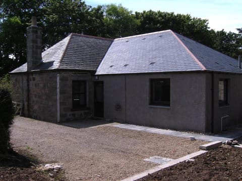 Berryhill Cottage - 3 bedroom 2 bathroom self-catering - sleeps 6 - Private off-road parking - Yard & Shed - Suit Contractors - Peterhead 1 mile - Newly Refurbished - Underfloor Heating - Drying Room - Golf Driving Range - Cafe - Extensive Footpaths House in Scotland