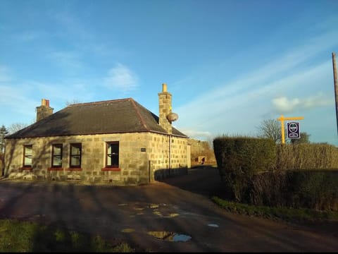 Berryhill Cottage - 3 bedroom 2 bathroom self-catering - sleeps 6 - Private off-road parking - Yard & Shed - Suit Contractors - Peterhead 1 mile - Newly Refurbished - Underfloor Heating - Drying Room - Golf Driving Range - Cafe - Extensive Footpaths House in Scotland