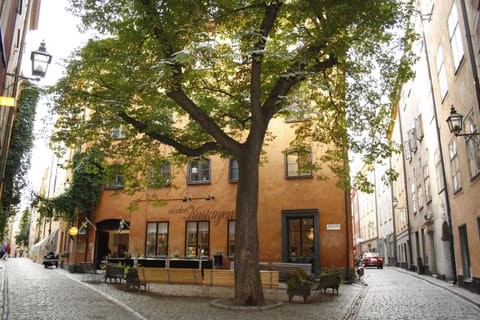 Property building, Location